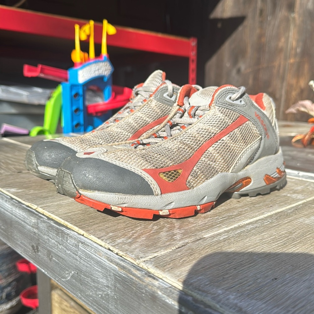 Vasque Women’s trail shoes/sneakers low-cut hikers size 9